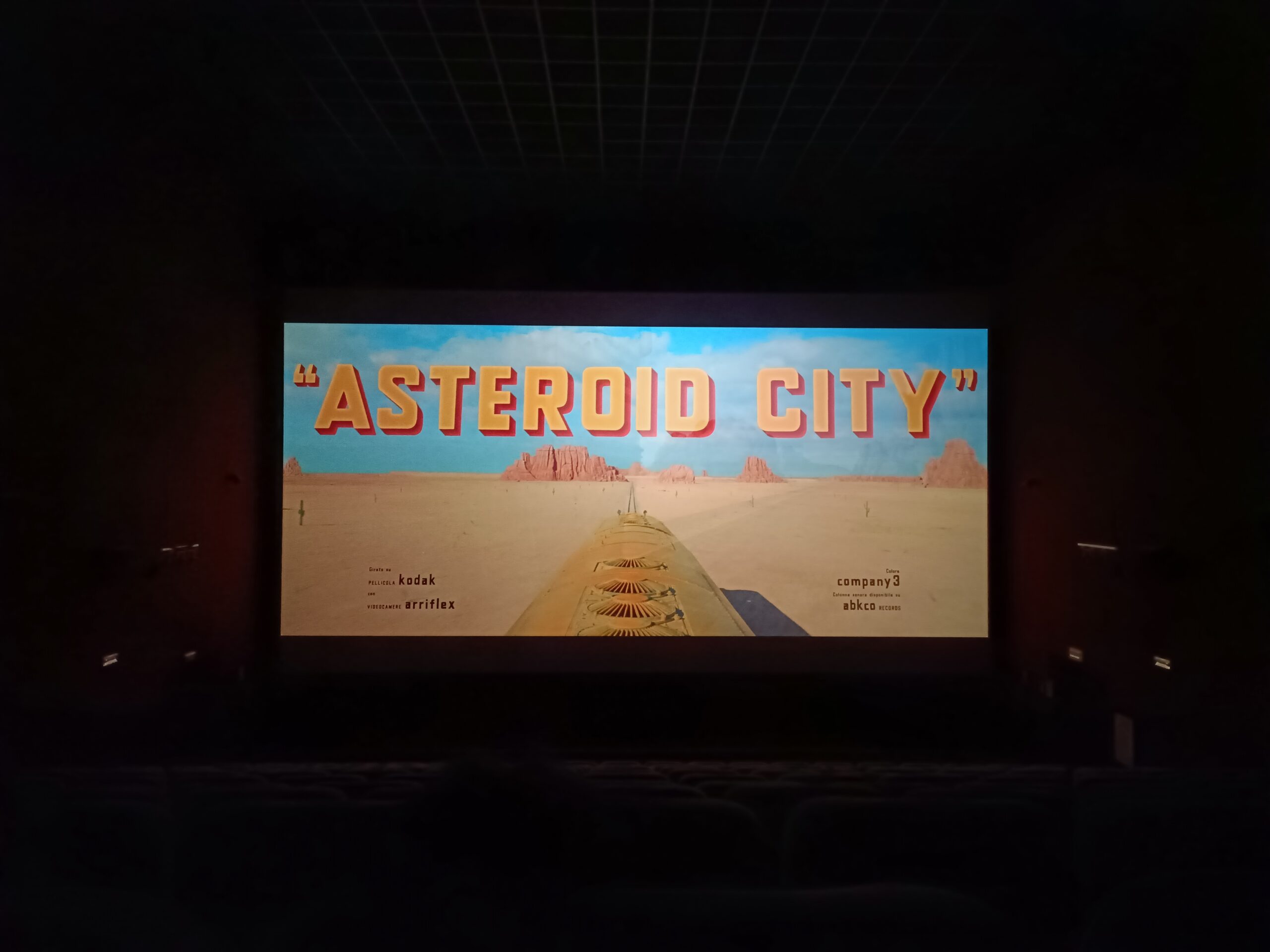 “Asteroid City” : un mondo chiuso per un cinema che vuole essere aperto